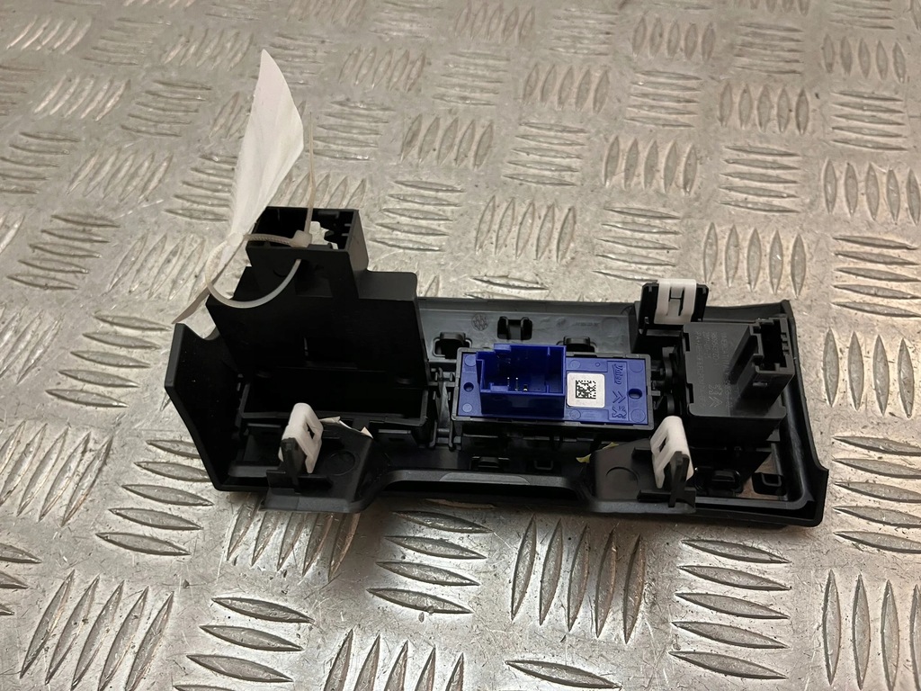 фото №6, Peugeot 5008 ii 2017 кнопка открывания крышки багажника