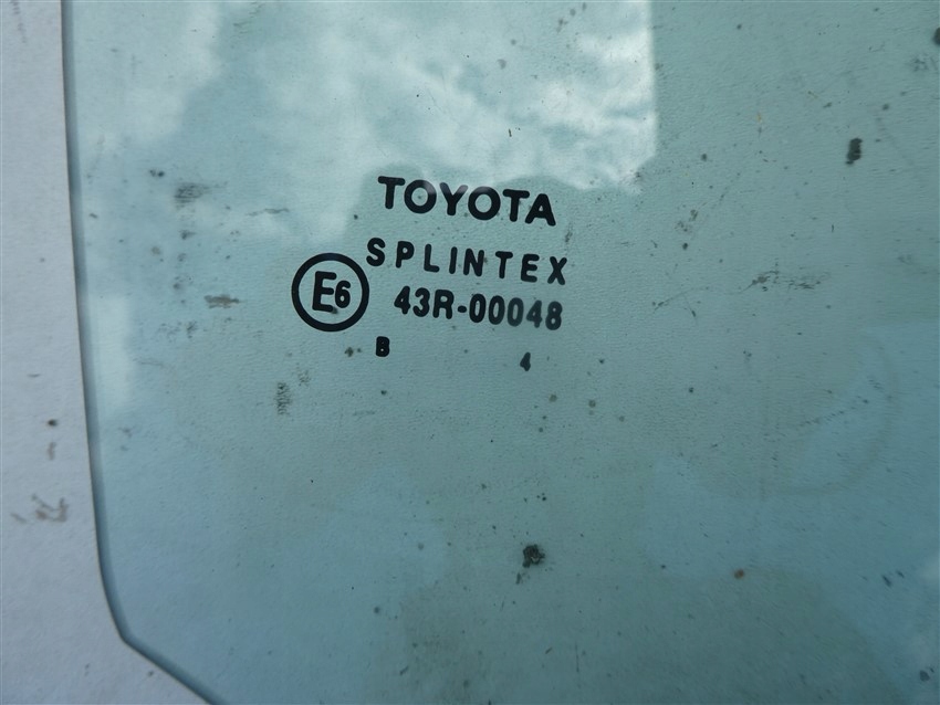 Стекло задняя правый  дверь toyota yaris 1 5d 2004 год Цена