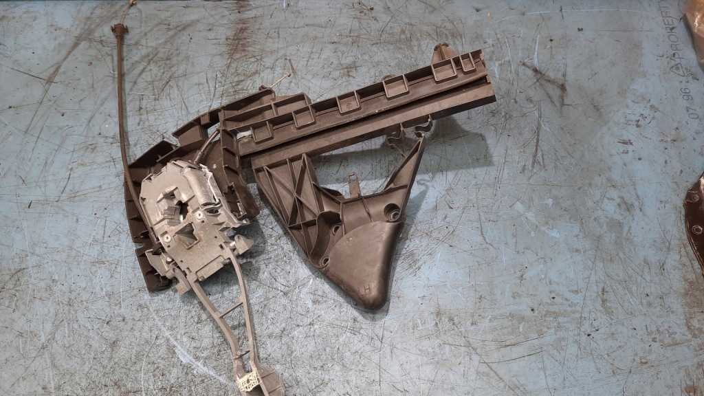 фото №1, Кронштейн основа ручка ліва 30663576 volvo v50