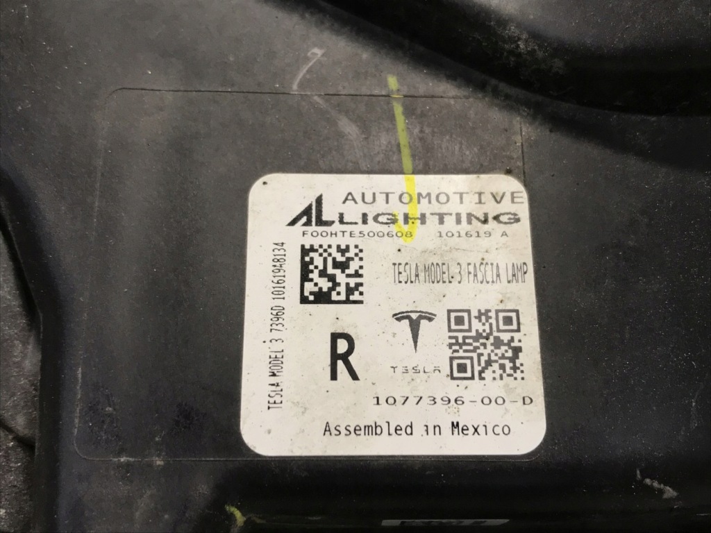 Tesla model 3 противотуманная фара правый drl 1077396-00-d с Разборки