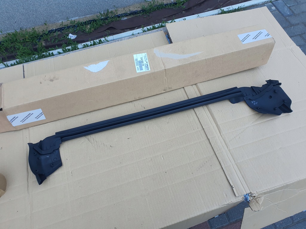 фото №1, Porsche taycan прокладка дверь стекло правый задняя