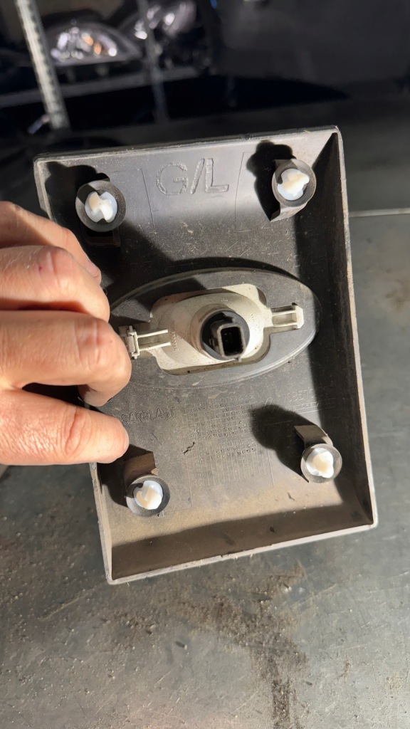 Renault master 3 iv movano b nv молдинг ліва на стійку  накладки 768570130r в Україні