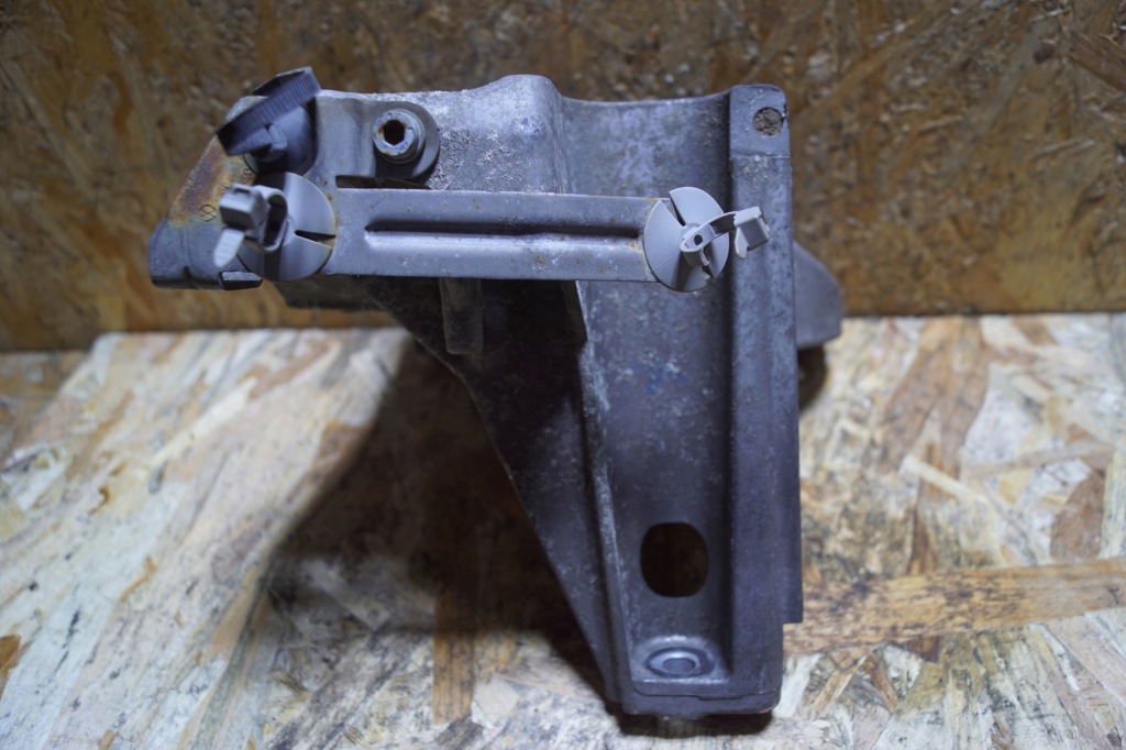фото №7, Кронштейн двигуна audi q7 4l vw touareg 4.2 7l6199308