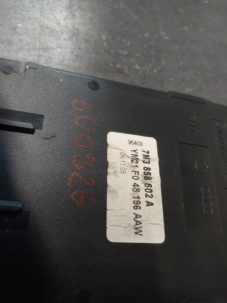 Тримач  на чашка w desce приладової панелі seat alhambra mk1 7m3858602a Ціна