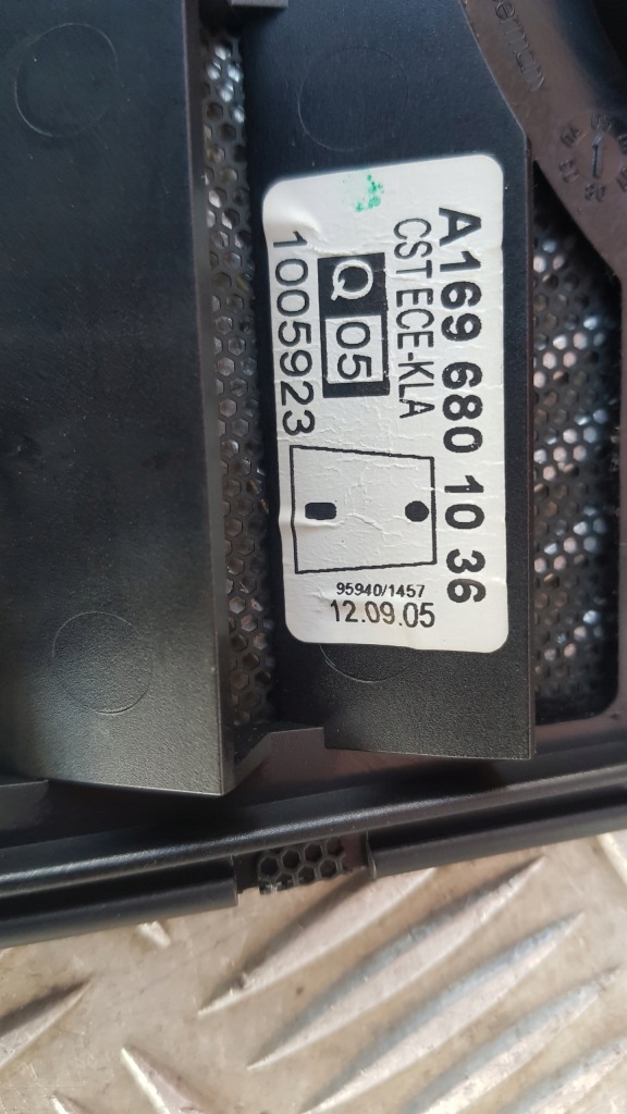 Купить Mercedes b klasa w245 решётка средняя датчик a1696801036