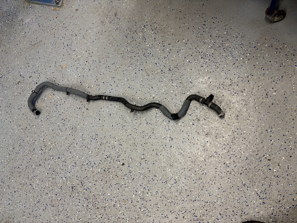 фото №1, Renault austral 1,2 e-tech шланг пабтрубок  труба воды 215136682r