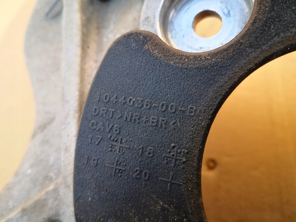 Tesla 3 кронштейн амортизатора правий перед Оригінал