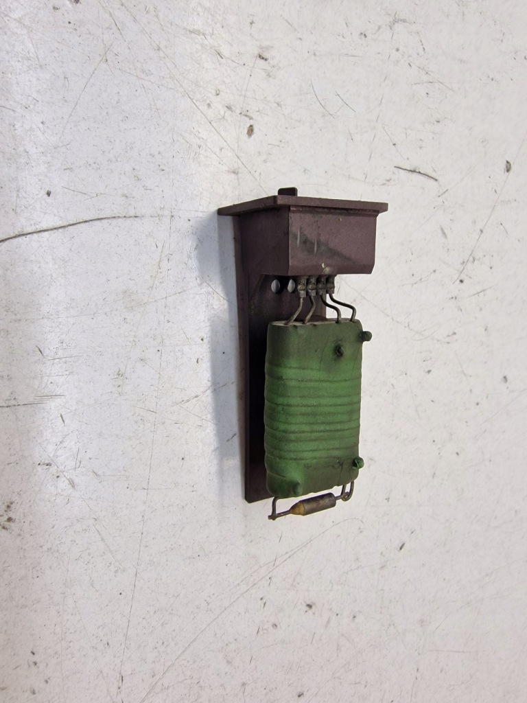 Купити Резистор вентилятор перед bmw 3 e36