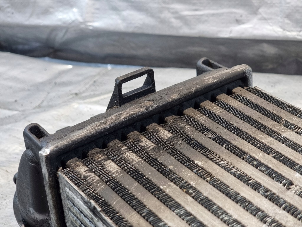 Интеркулер радиатор воздуха оригинальный номер 9645965180 citroen berlingo 1 fl 1.6 hdi Оригинал