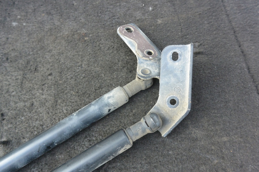 Купити Привід кришки багажника амортизатор toyota prius plus + комплект