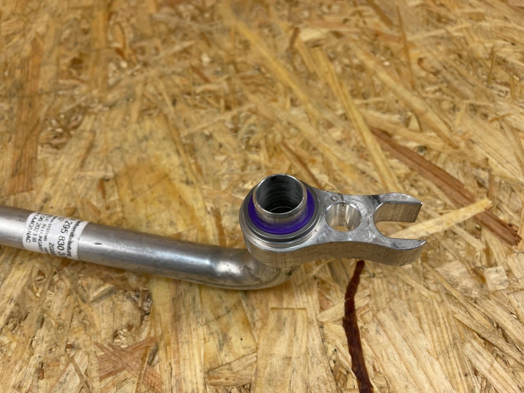 Патрубок трубка шланг кондиціонера mercedes eqe w295 a2958303700 Оригінал