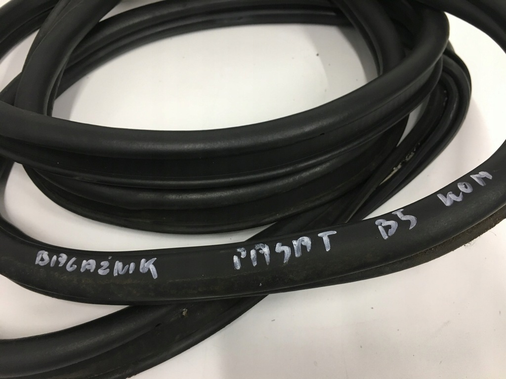 фото №13, Прокладка кришки багажника vw passat b5 1996-2005 combi