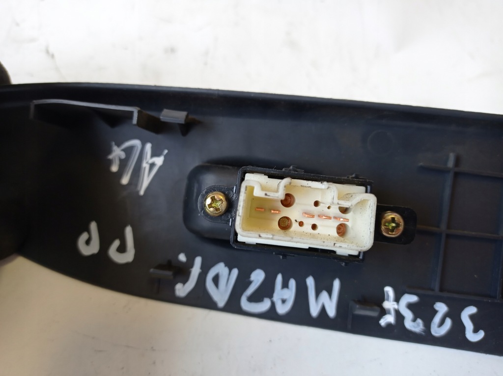 фото №6, Переключатель окон правый перед mazda 323f ge4v684l1