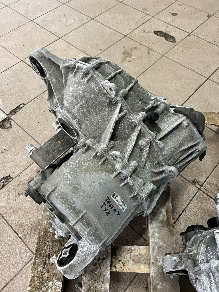 фото №1, Tesla model y 20- awd long range двигатель электрический задняя задний 4d1 27 tyś!