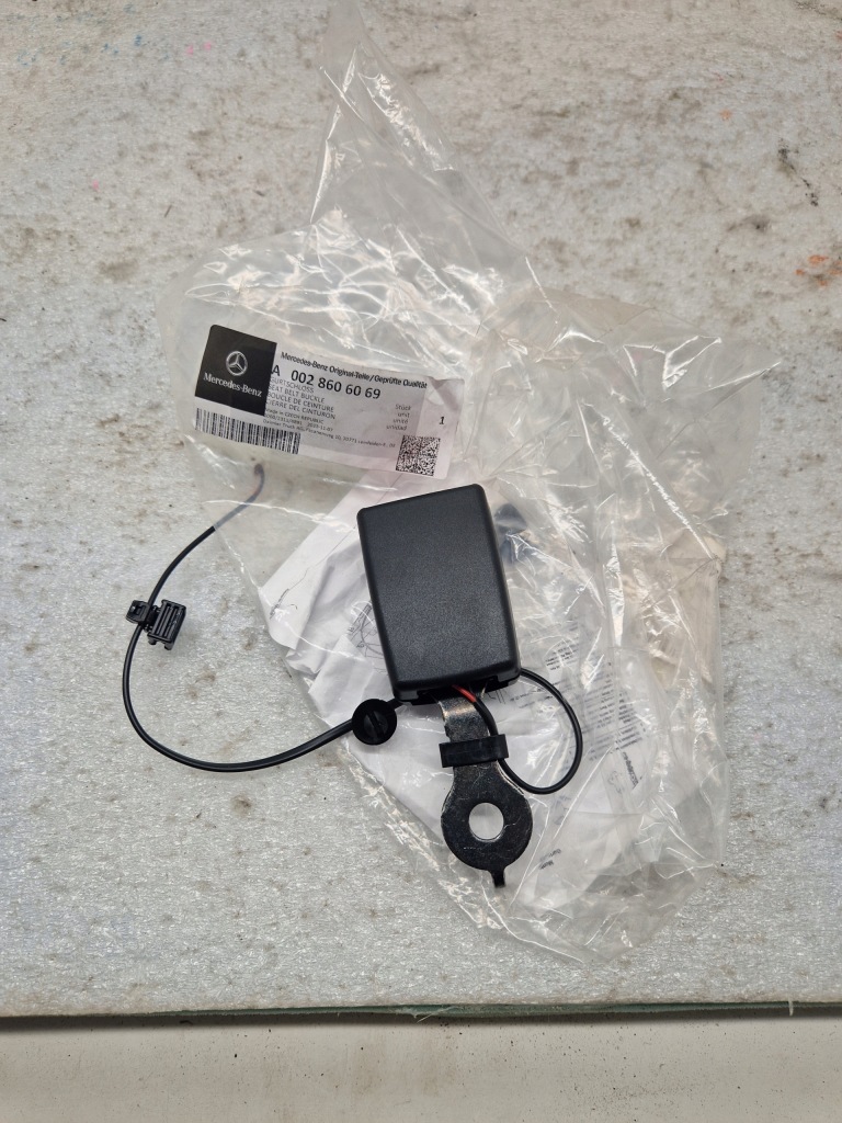 Купити Пряжка поперечина безпеки mercedes actros ліва a0028606069