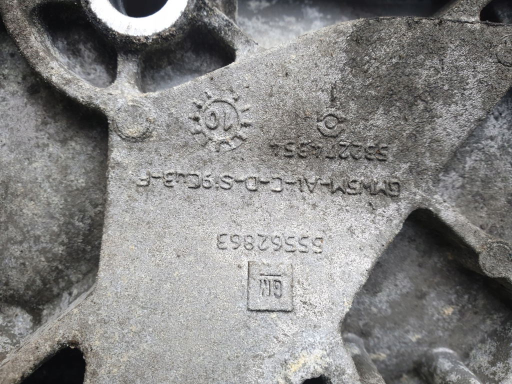 Opel insignia 2.0 cdti кронштейн генератора 55562863 Оригинал