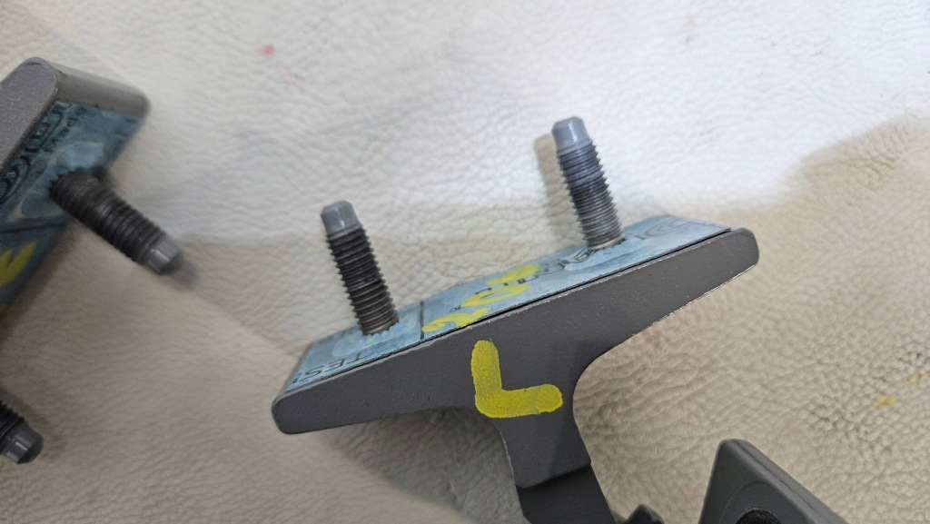 Нове петлі двері праве mercedes cle w236 c236 комплект Недорого