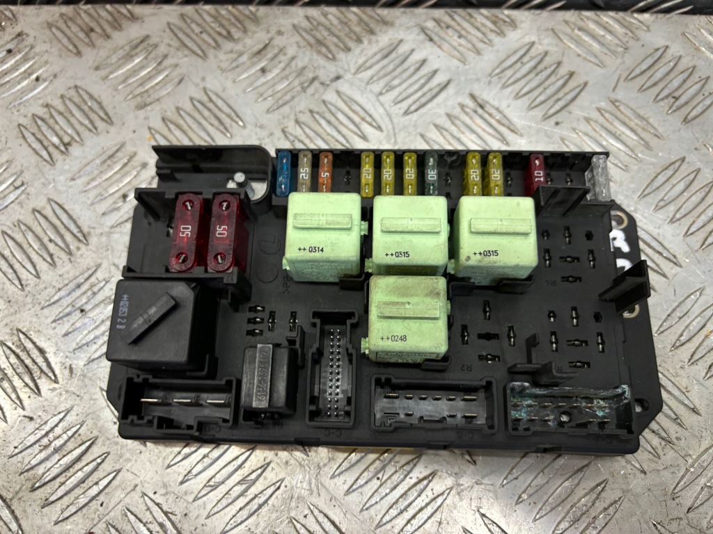 Купить Land rover range 4.4 v8 коробка предохранителей l322 yqe000350