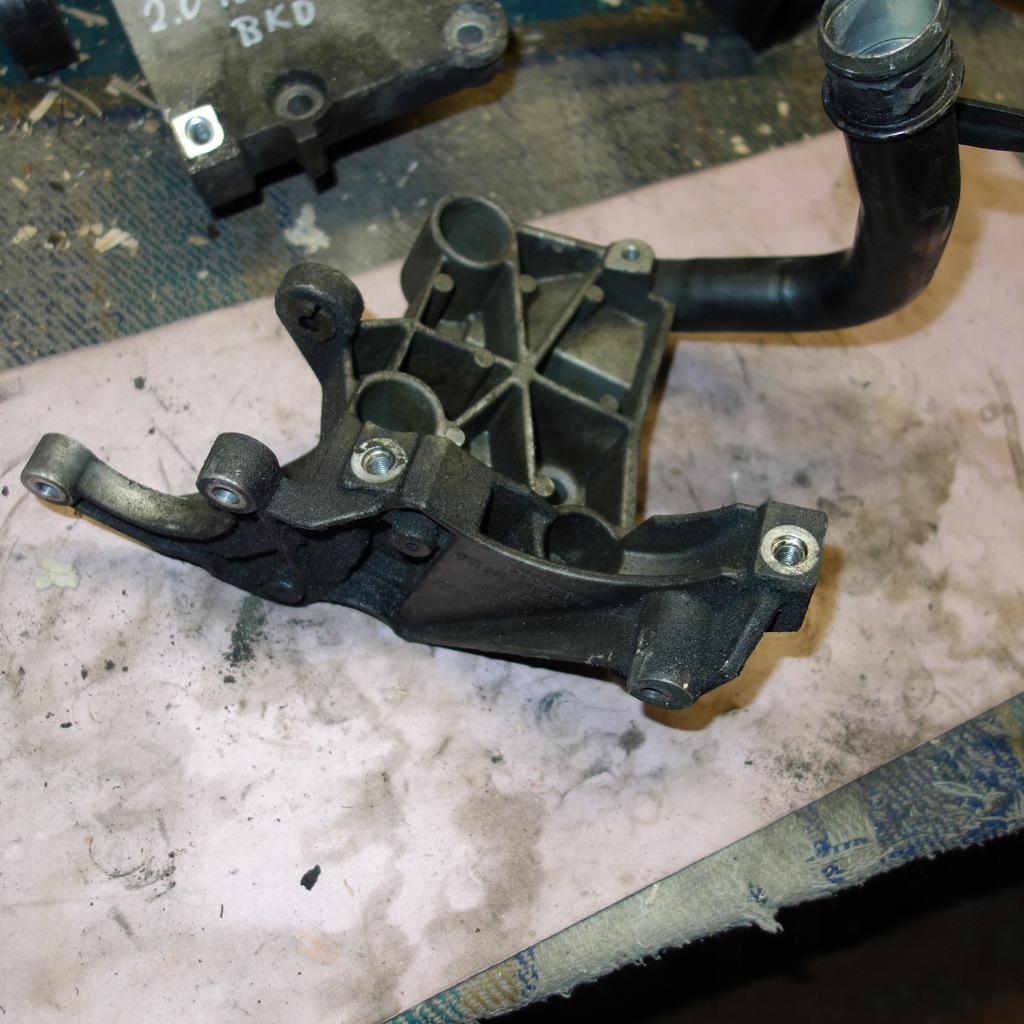 фото №1, Кронштейн насоса підсилювача audi q7 4l 059145169aa 3.0l дизель 171kw 2007