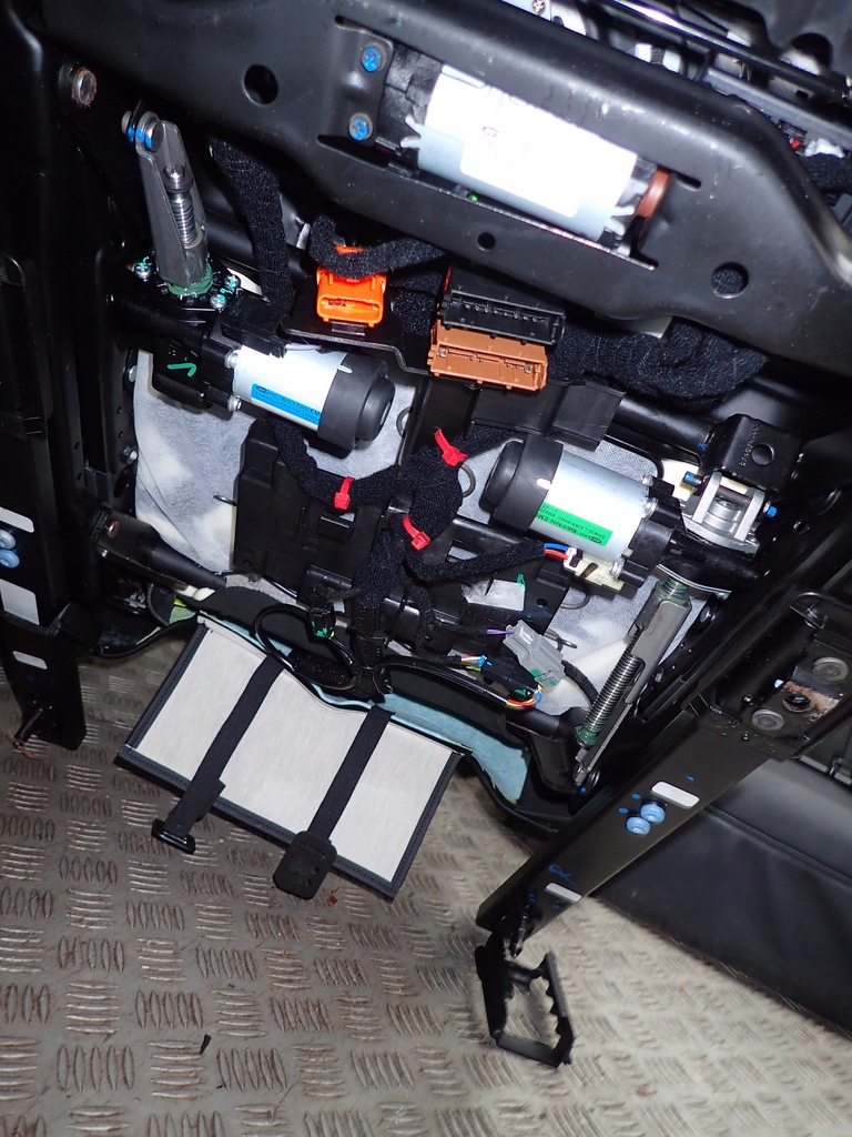 фото №16, Maserati levante сидіння оббивка шкіра обшивки тунель підігрів вентильовані n16