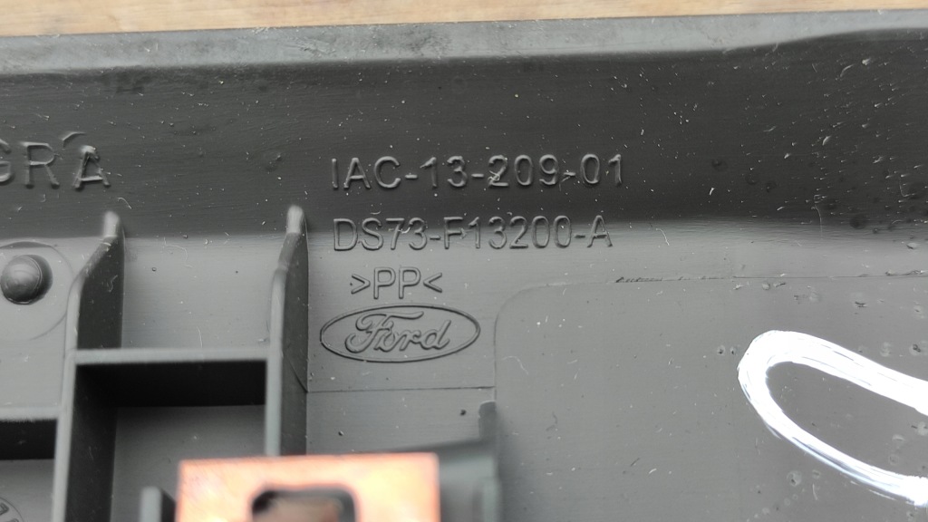 Емблема порога  пластик правий ds73 f13200 a Доставка