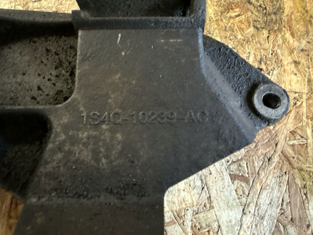 Ford focus 2001 с передний кронштейн генератора Цена