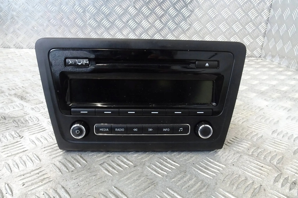 фото №1, Skoda rapid - радиопроигрыватель 5j0035161e