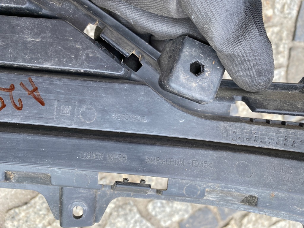 Opel mokka x решётка средняя бампера перед 42536906 оригинал Цена