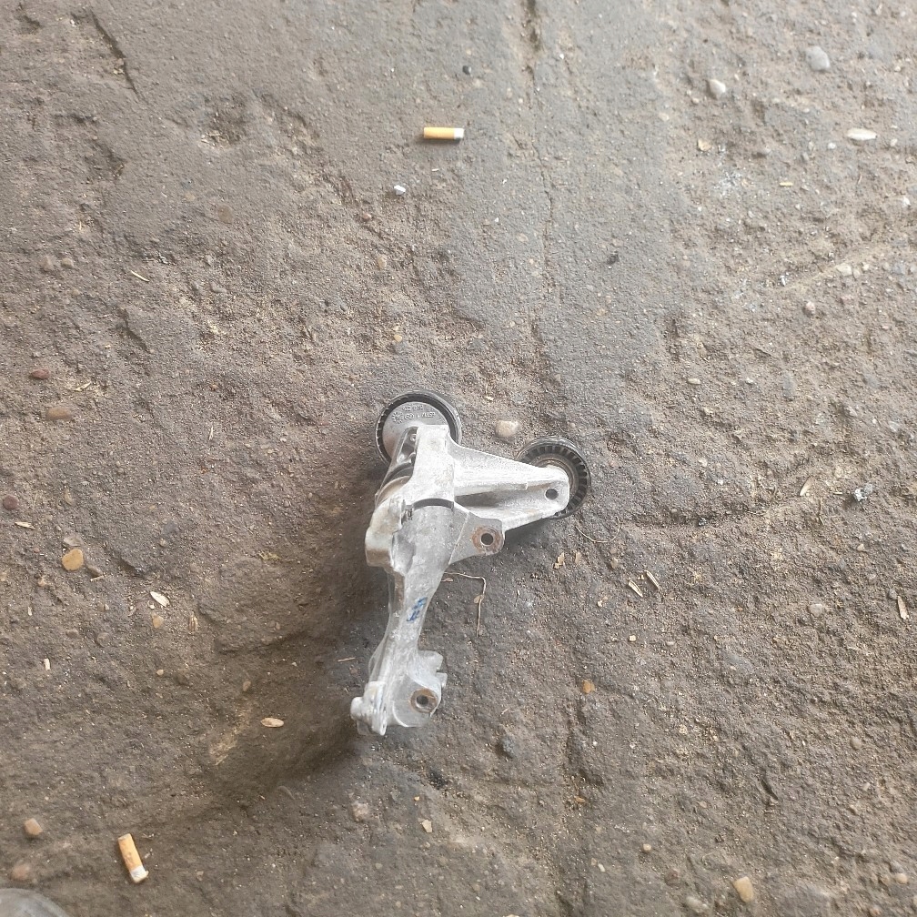 фото №2, Renault clio iv кронштейн кронштейн генератора 117108063r