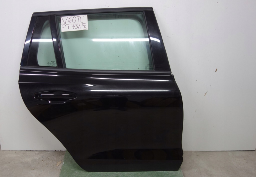 Купить Volvo v60 18- дверь правое задние 019