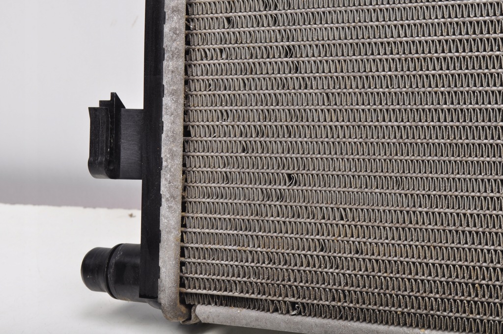 фото №13, Aston martin db11 радіатор