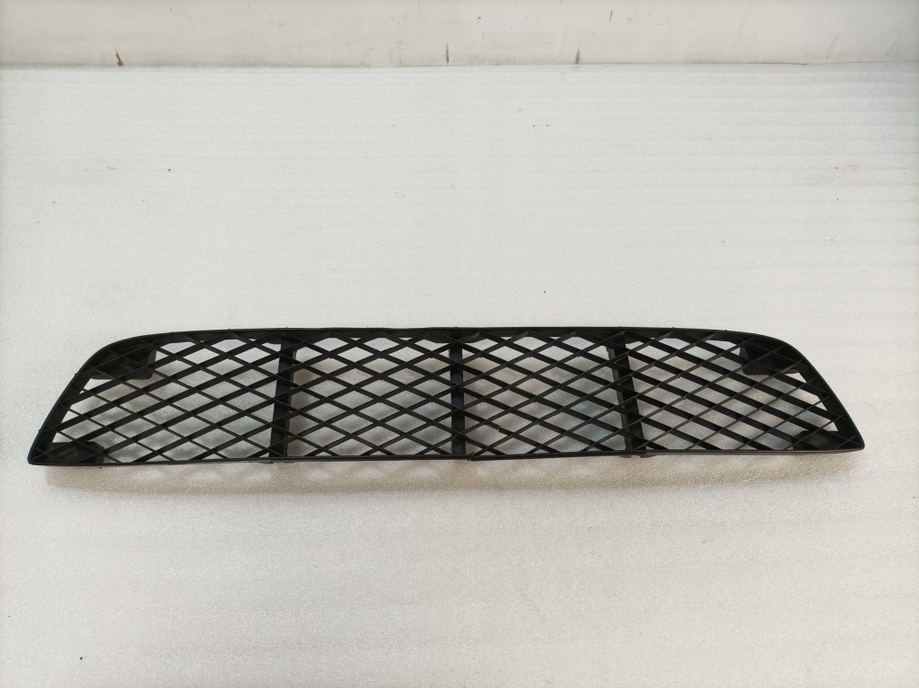 Купити Mazda 323 решітка середня бампера