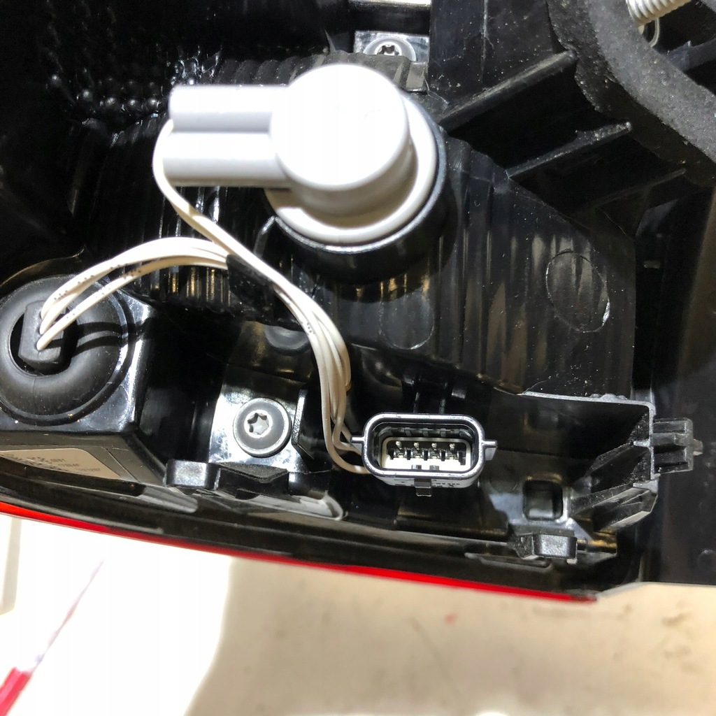 фото №3, Правая лампа задняя задняя led 265504885r renault clio v