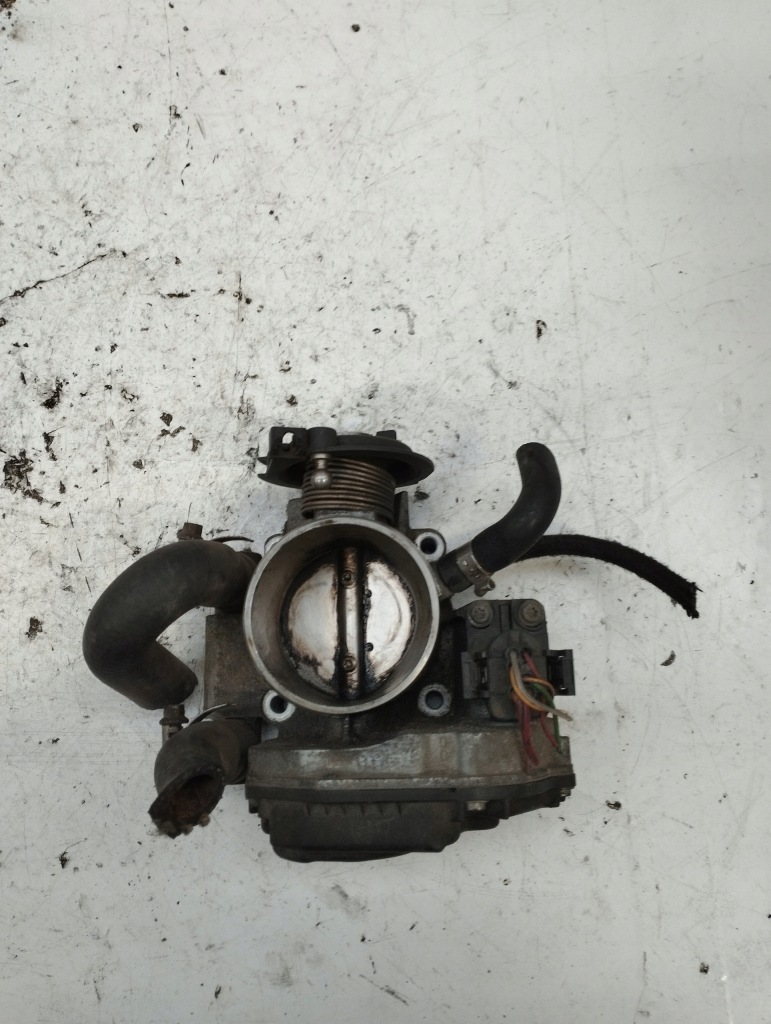 Audi a4 b5 1.8 дросельна заслінка 058133863b в Україні