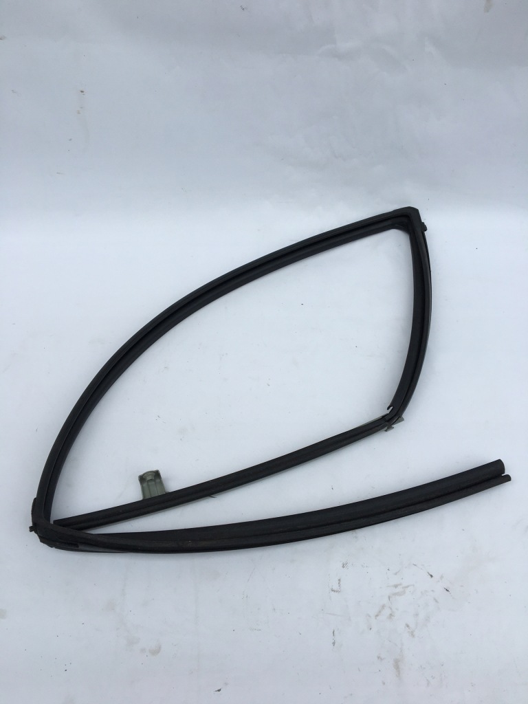 фото №1, Прокладка направляющая стекло левый перед hilux 15- vi