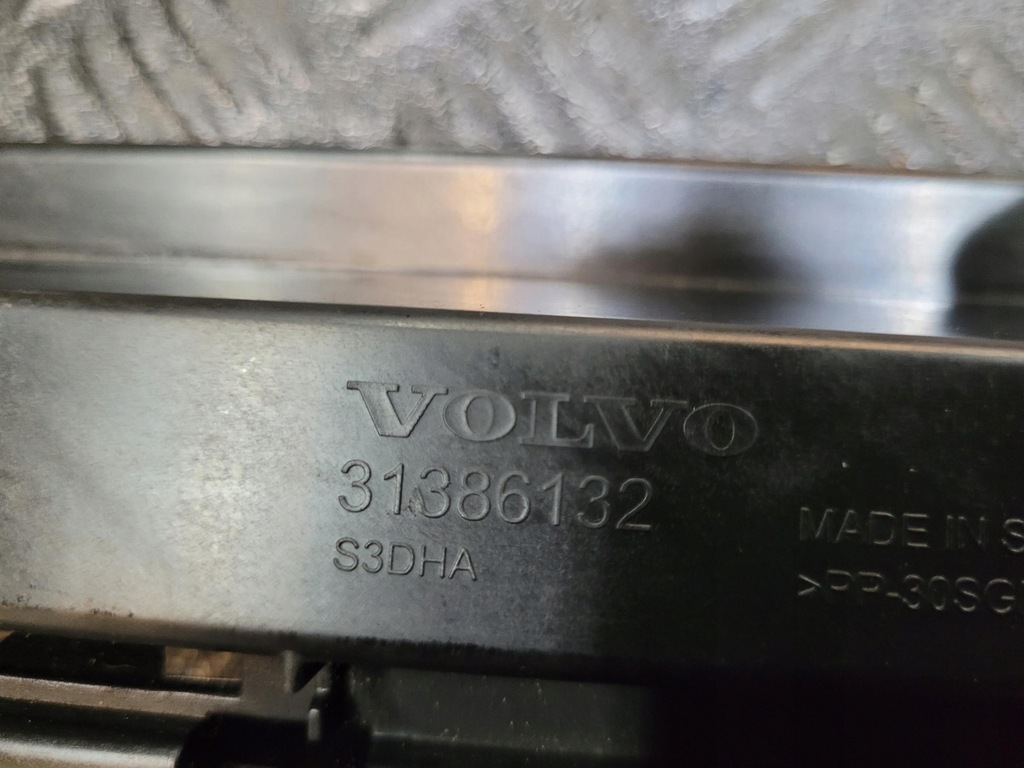 фото №6, Кронштейн порог накладки порога правое 31386132 volvo s90 ii v90