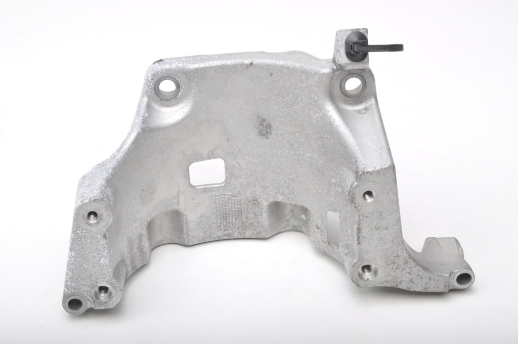 фото №3, Volvo xc40 кронштейн кронштейн генератора 31480101