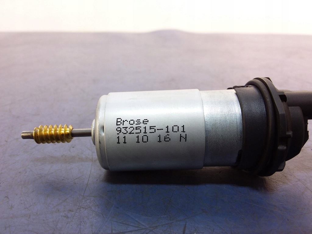 фото №4, Audi a8 d4 моторчик шторка багажника