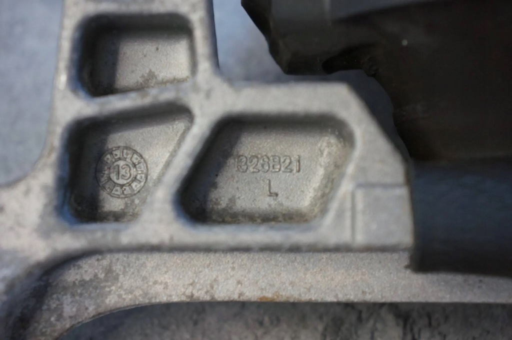 фото №6, Подушка кронштейн двигуна кронштейн volvo v40 ii 1.6d