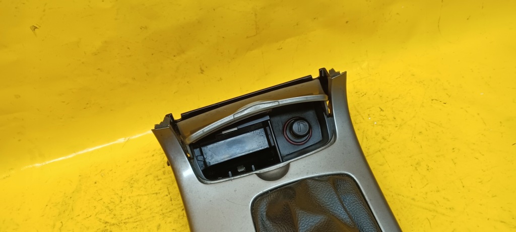 Рамка чохол передач сіра mazda 6 gj6a 01-07r Оригінал