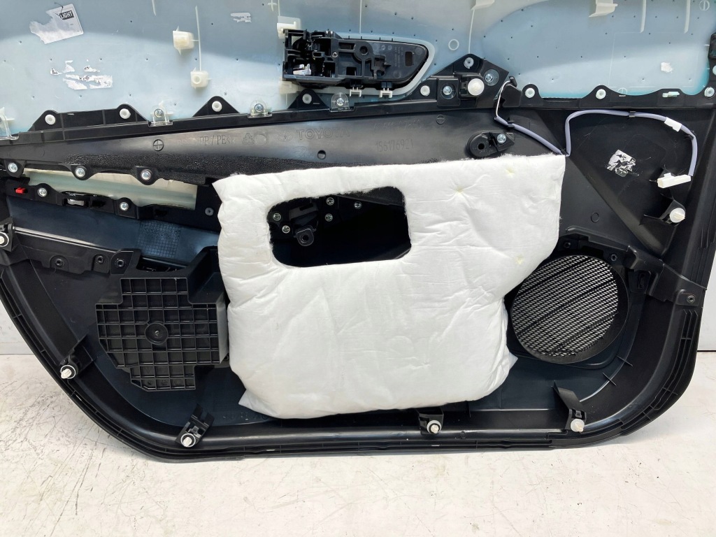 фото №11, Corolla e21 обшивка обивка дверь передних правый перед кожа led