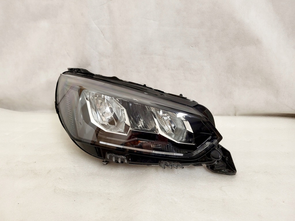 Peugeot 208 2008 2 рестайлинг  фара перед led левая правый Киев