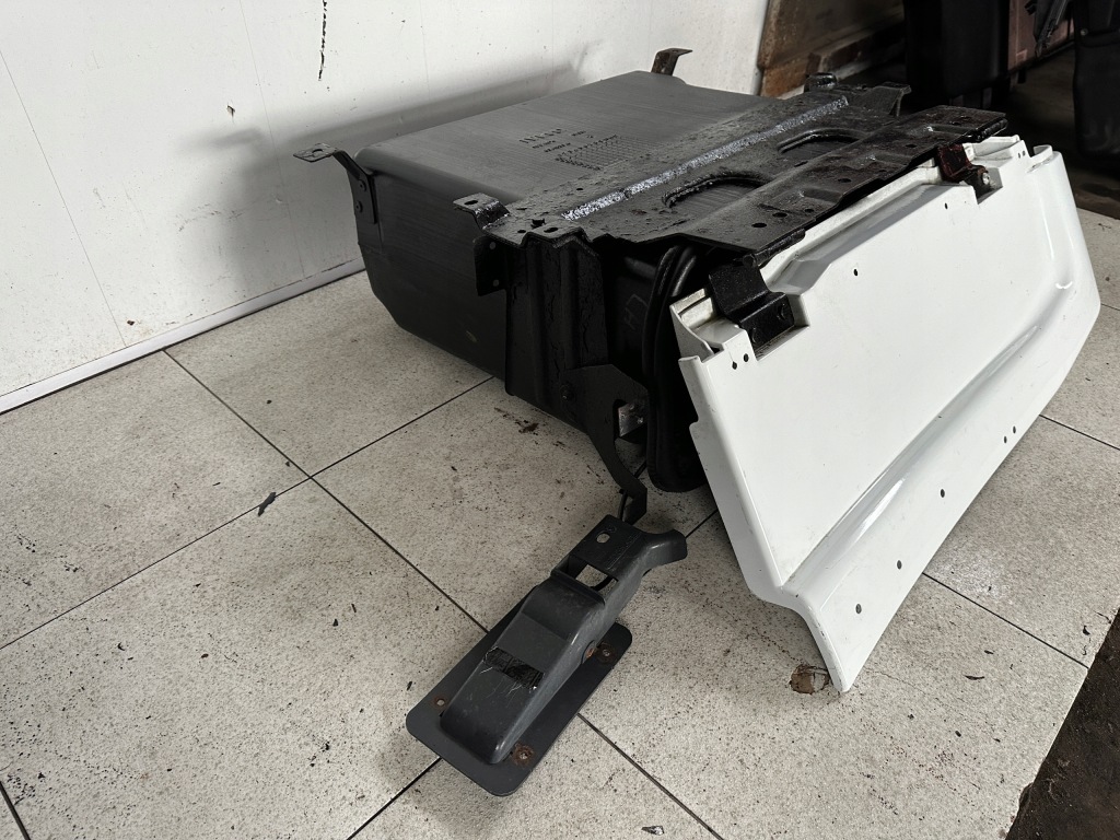 Бардачок салонний під  кабіна лівий iveco stralis hi-way 504183045 в Україні