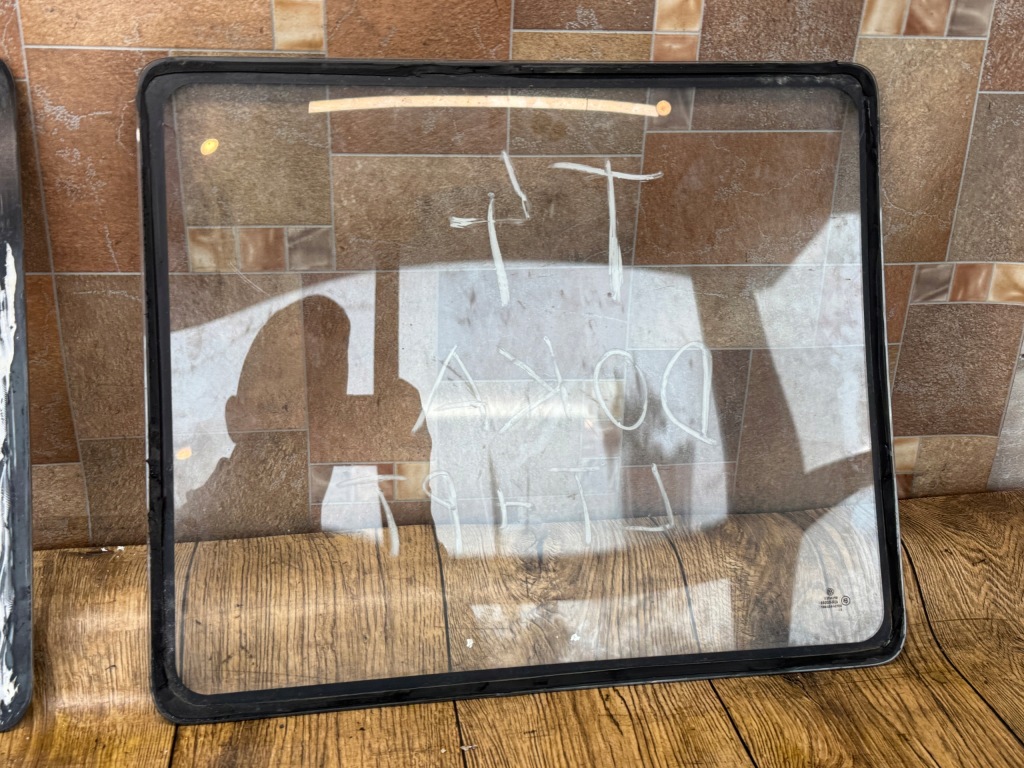 Стекло кузовная правый  /левая doka задний  задняя transporter t4 / в Украине