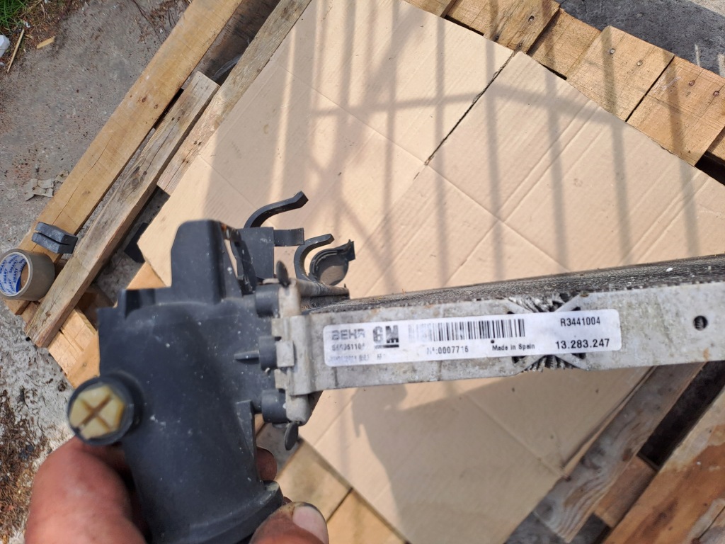 Радіатор води opel meriva b 1.4 13283247 в Україні