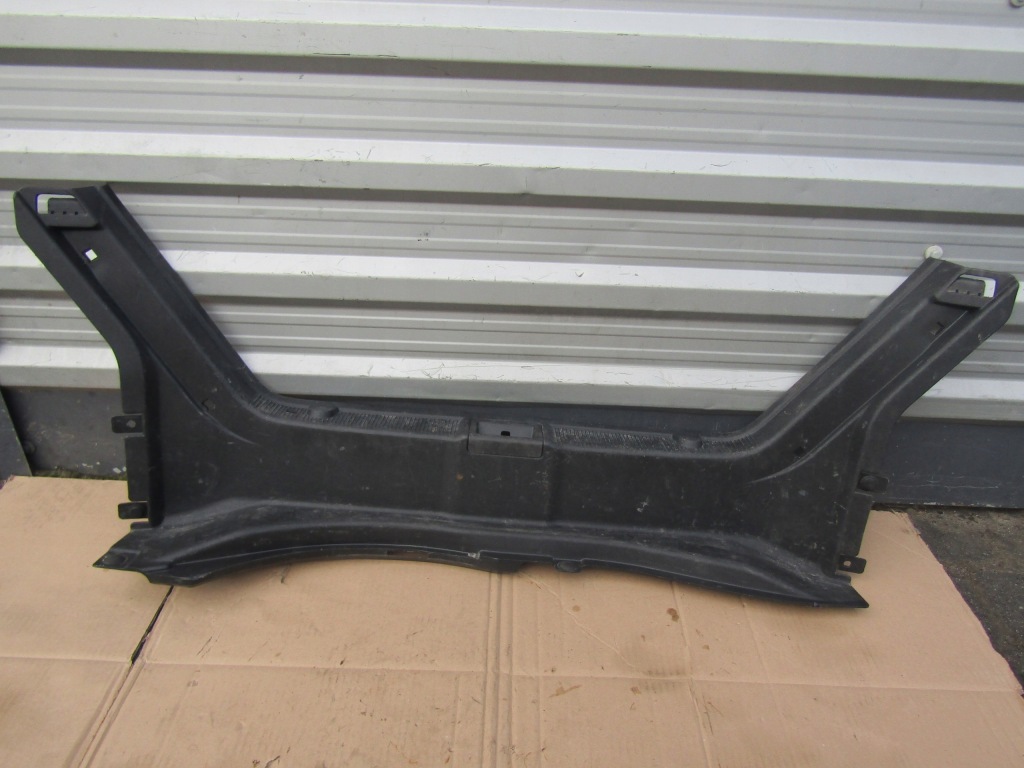 фото №1, P 4 mercedes w203 sedan пластик захист замка багажника поперечина задня заднього