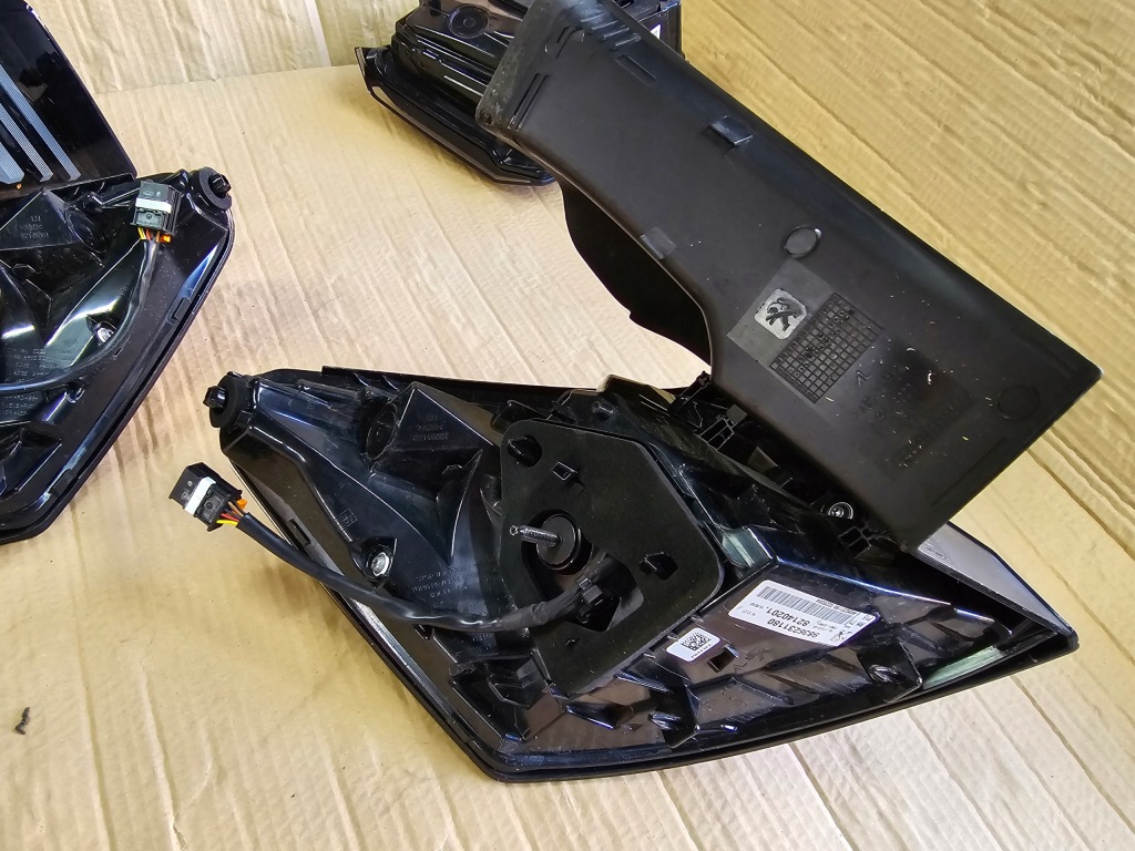 Фара фары задняя комплект peugeot 3008 2 рестайлинг  европа Недорого