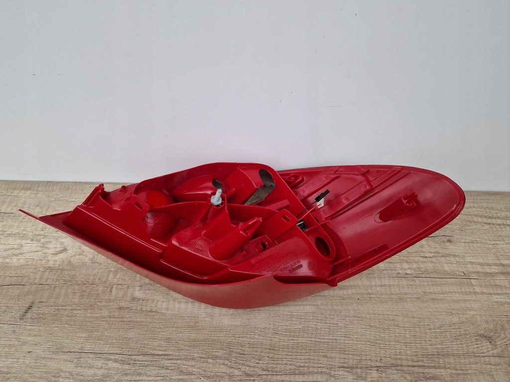 фото №2, Peugeot 207 lift хетчбек права лампа задня з світлодіод