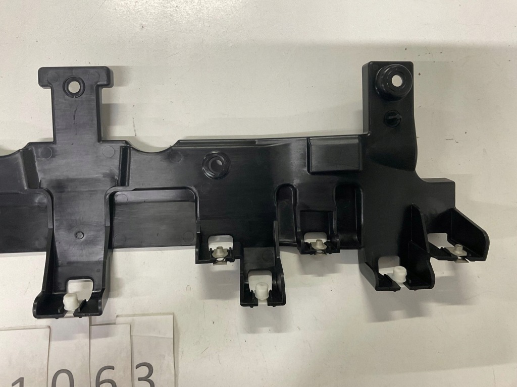 Кронштейн, кронштейн  бампера задній land rover l460 середній m8e2-17e800-a 1063. Ціна