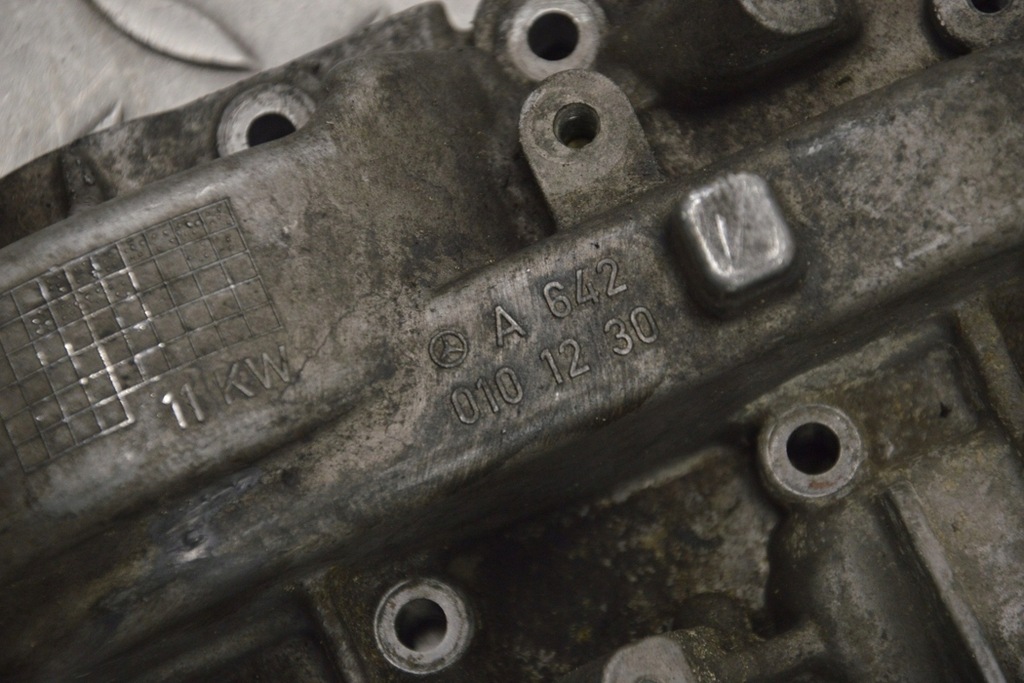 фото №6, Mercedes c219 крышка клапанов wahaczowych левая a6420101230 cls320 cdi 2007